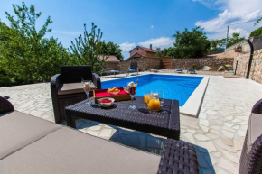 Rustikales Steinhaus mit Privatpool, Grill, Terrasse, Liegen, Aussendusche